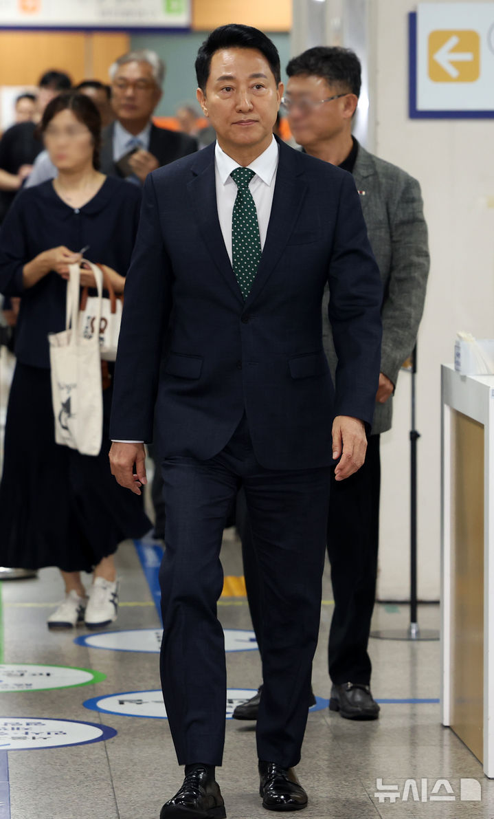 [서울=뉴시스] 조성우 기자 = 오세훈 서울시장이 21일 서울 서초구 서울고등법원에서 열린 여론조사비 대납 의혹 관련 항소심 1차 공판에 출석하고 있다. 2026.08.21. xconfind@newsis.com