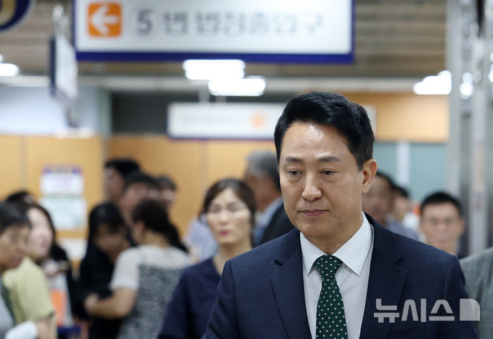 [서울=뉴시스] 조성우 기자 = 오세훈 서울시장이 21일 서울 서초구 서울고등법원에서 열린 여론조사비 대납 의혹 관련 항소심 1차 공판에 출석하고 있다. 2026.08.21. xconfind@newsis.com