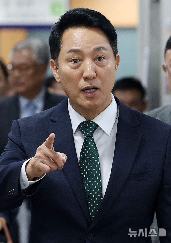[서울=뉴시스] 조성우 기자 = 오세훈 서울시장이 21일 서울 서초구 서울고등법원에서 열린 여론조사비 대납 의혹 관련 항소심 1차 공판에 출석하고 있다. 2026.08.21. xconfind@newsis.com