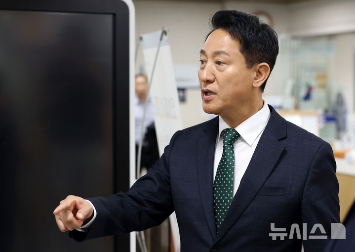 [서울=뉴시스] 조성우 기자 = 오세훈 서울시장이 21일 서울 서초구 서울고등법원에서 열린 여론조사비 대납 의혹 관련 항소심 1차 공판에 출석하고 있다. 2026.08.21. xconfind@newsis.com