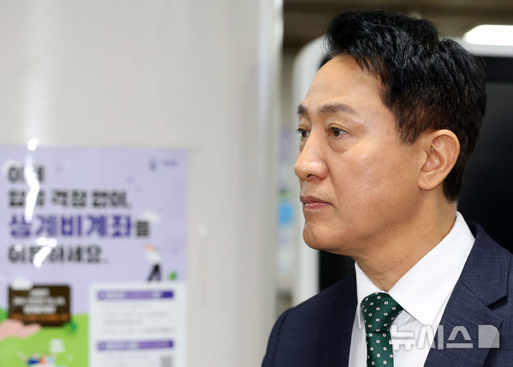 [서울=뉴시스] 조성우 기자 = 오세훈 서울시장이 21일 서울 서초구 서울고등법원에서 열린 여론조사비 대납 의혹 관련 항소심 1차 공판에 출석하고 있다. 2026.08.21. xconfind@newsis.com