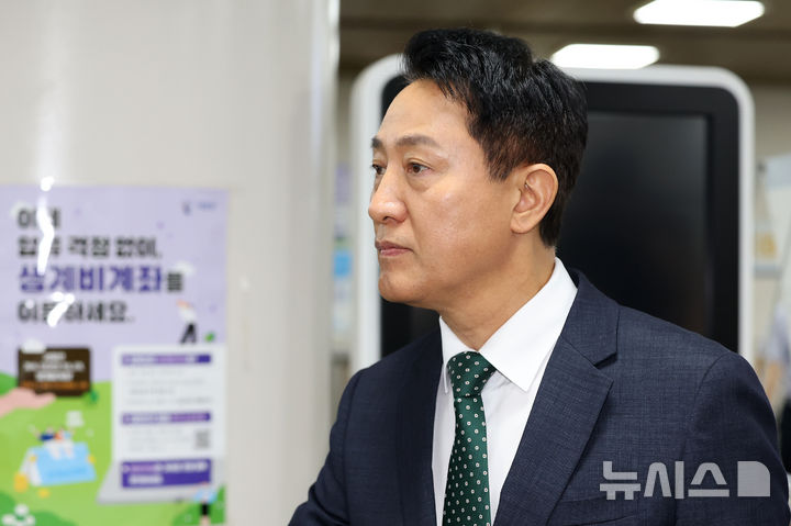 [서울=뉴시스] 조성우 기자 = 오세훈 서울시장이 21일 서울 서초구 서울고등법원에서 열린 여론조사비 대납 의혹 관련 항소심 1차 공판에 출석하고 있다. 2026.08.21. xconfind@newsis.com