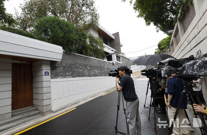 [서울=뉴시스] 김혜진 기자 = 노태우 전 대통령 일가의 비자금 은닉 의혹을 수사하는 검찰이 부인 김옥숙 여사의 자택 등에 대한 강제수사에 나섰다. 21일 법조계에 따르면 서울중앙지검 범죄수익환수부(부장검사 소정수)는 이날 오전 노 전 대통령 일가의 비자금 은닉 및 조세포탈 혐의 등과 관련해 김 여사가 거주하는 서울 서대문구 연희동 사저를 압수수색하고 있다.21일 서울 서대문구 연희동 사저 앞에 취재진들이 대기하고 있다. 2026.08.21. jini@newsis.com