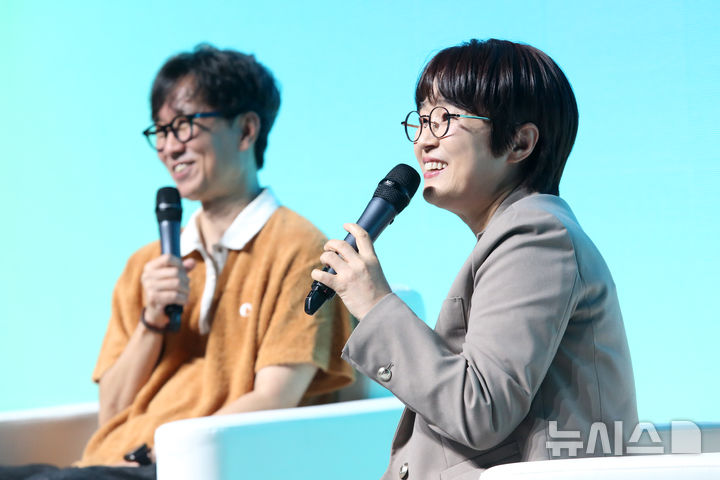 [서울=뉴시스] 박진희 기자 = 장항준 영화감독과 송은이 미디어랩 시소 대표가 21일 서울 동대문구 콘텐츠인재캠퍼스에서 ‘2026 NCA SHOWCASE’(뉴콘텐츠아카데미 쇼케이스)' 특강을 하고 있다. 2026.08.21. pak7130@newsis.com