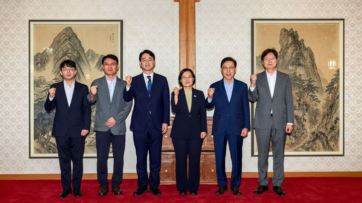 [서울=뉴시스] 김선웅 기자 = 한성숙 국무총리가 21일 서울 종로구 국무총리 서울공관에서 열린 규제합리화위원회 기획조정특별분과 오찬 간담회 시작 전 기념사진을 촬영하고 있다. 2026.08.21. mangusta@newsis.com *재판매 및 DB 금지