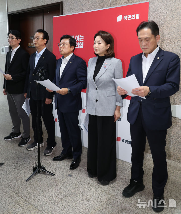 [서울=뉴시스] 최진석 기자 = 국회 법제사법위원회 야당 간사인 박형수(가운데) 의원을 비롯한 법사위 소속 국민의힘 의원들이 21일 여의도 국회에서 법사위 상황관련 기자회견을 하고 있다. 2026.08.21. myjs@newsis.com
