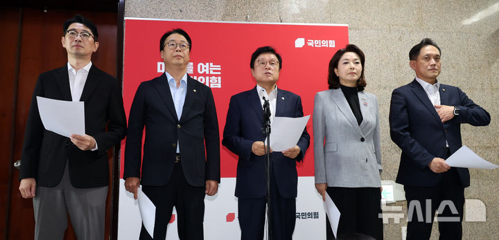 [서울=뉴시스] 최진석 기자 = 국회 법제사법위원회 야당 간사인 박형수(가운데) 의원을 비롯한 법사위 소속 국민의힘 의원들이 21일 여의도 국회에서 법사위 상황관련 기자회견을 하고 있다. 2026.08.21. myjs@newsis.com