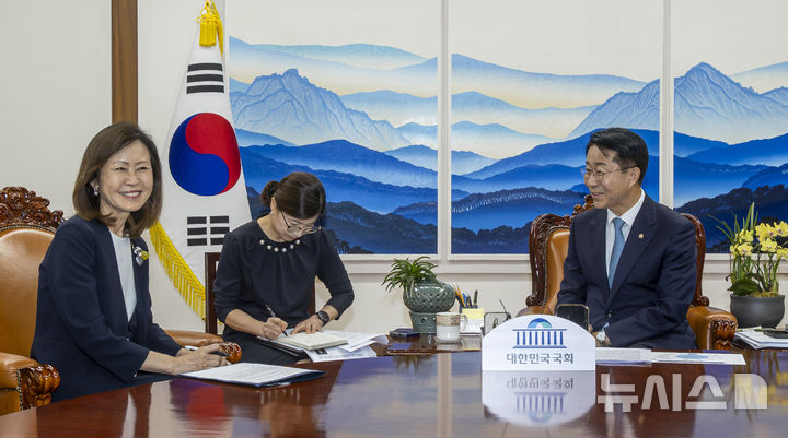[서울=뉴시스] 국회사진기자단 = 조정식 국회의장이 21일 서울 여의도 국회 의장실에서 미셸 스틸 주한 미국 대사를 접견하고 있다. 2026.08.21. photo@newsis.com