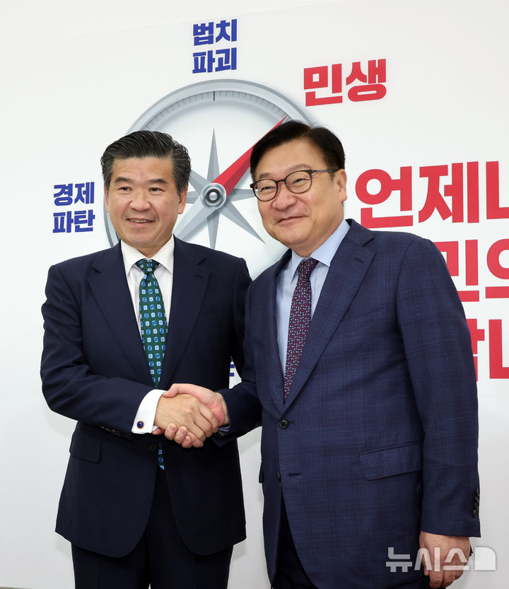 [서울=뉴시스] 최진석 기자 = 정점식(오른쪽) 국민의힘 원내대표가 21일 여의도 국회에서 제임스 김 주한미국상공회의소(AMCHAM) 회장과 접견하며 기념촬영하고 있다. 2026.08.21. myjs@newsis.com