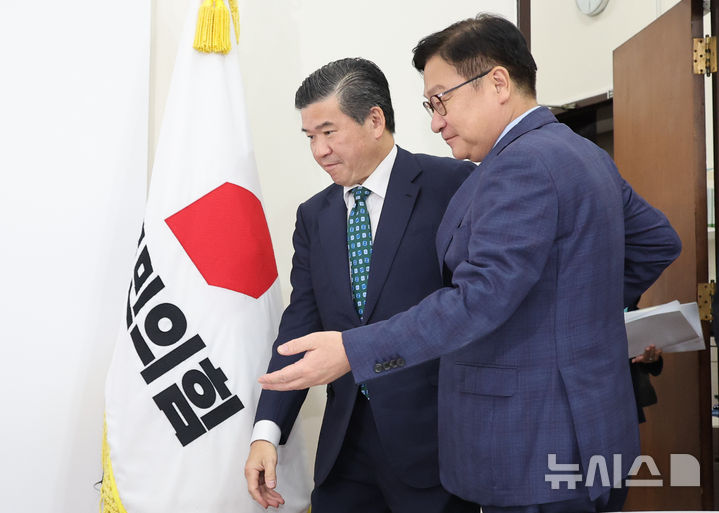 [서울=뉴시스] 최진석 기자 = 정점식(오른쪽) 국민의힘 원내대표가 21일 여의도 국회에서 제임스 김 주한미국상공회의소(AMCHAM) 회장과 접견하고 있다. 2026.08.21. myjs@newsis.com