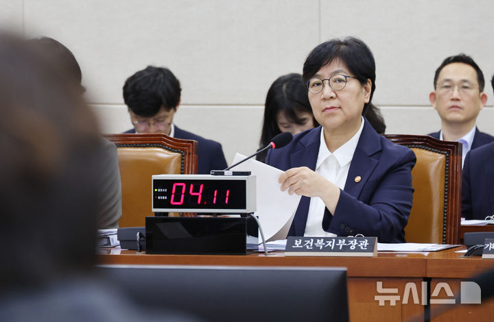 [서울=뉴시스] 최진석 기자 = 정은경 보건복지부 장관이 지난 21일 여의도 국회에서 열린 연금개혁특별위원회 전체회의에서 의원 질의를 듣고 있는 모습. 2026.08.21. myjs@newsis.com