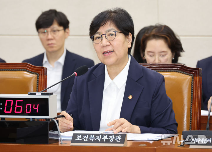 [서울=뉴시스] 최진석 기자 = 정은경 보건복지부 장관이 21일 여의도 국회에서 열린 연금개혁특별위원회 전체회의에서 의원 질의에 답하고 있다. 2026.08.21. myjs@newsis.com