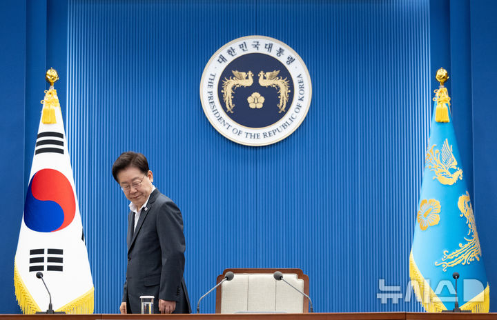 [서울=뉴시스] 김진아 기자= 이재명 대통령이 21일 청와대에서 열린 국민주권정부 제1차 반부패정책협의회에서 자리에 앉고 있다. (청와대통신사진기자단) 2026.08.21. bluesoda@newsis.com