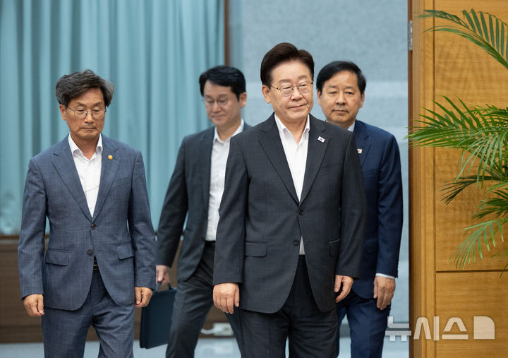 [서울=뉴시스] 김진아 기자= 이재명 대통령이 21일 청와대에서 열린 국민주권정부 제1차 반부패정책협의회에 입장하고 있다. (청와대통신사진기자단) 2026.08.21. bluesoda@newsis.com