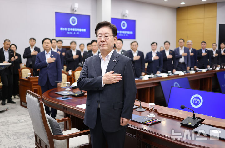 [서울=뉴시스] 김진아 기자= 이재명 대통령이 21일 청와대에서 열린 국민주권정부 제1차 반부패정책협의회에서 국민의례를 하고 있다. (청와대통신사진기자단) 2026.08.21. bluesoda@newsis.com