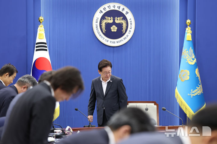 [서울=뉴시스] 김진아 기자= 이재명 대통령이 21일 청와대에서 열린 국민주권정부 제1차 반부패정책협의회에서 자리에 앉고 있다. (청와대통신사진기자단) 2026.08.21. bluesoda@newsis.com