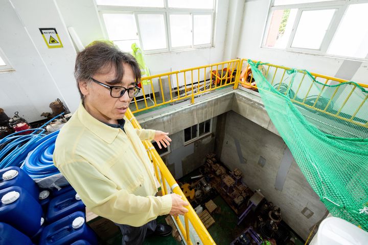 [서울=뉴시스] 금한승 기후에너지환경부 1차관이 21일 경남 거제시 거제공공하수처리시설을 찾아 침수 복구 상황을 점검하고 있다. (사진=기후에너지환경부 제공) 2026.08.21. photo@newsis.com *재판매 및 DB 금지