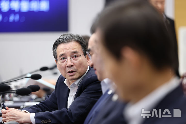 [서울=뉴시스] 김진아 기자= 김용범 정책실장이 21일 청와대에서 열린 국민주권정부 제1차 반부패정책협의회에 참석해 대화를 하고 있다. (청와대통신사진기자단) 2026.08.21. bluesoda@newsis.com