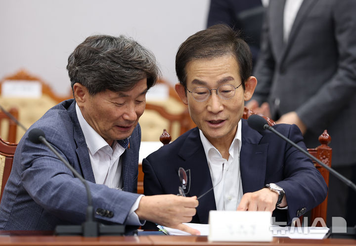 [서울=뉴시스] 김진아 기자= 김호철(오른쪽) 감사원장과 정일연 국민권익위원장이 21일 청와대에서 열린 국민주권정부 제1차 반부패정책협의회에 참석해 대화를 하고 있다. (청와대통신사진기자단) 2026.08.21. bluesoda@newsis.com