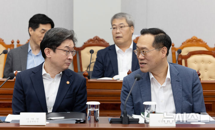 [서울=뉴시스] 김진아 기자= 한찬식(오른쪽) 민정수석이 21일 청와대에서 열린 국민주권정부 제1차 반부패정책협의회에 참석해 이억원 금융위원장과 대화를 하고 있다. (청와대통신사진기자단) 2026.08.21. bluesoda@newsis.com