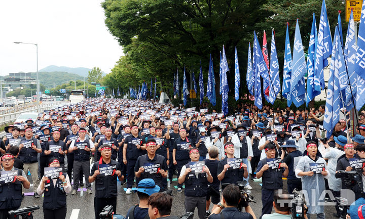 [서울=뉴시스] 박영태 기자 = 21일 오후 서울 서초구 양재동 현대차그룹 본사 앞에서 열린 금속노조 자동차업종 공동파업 대회에서 노조원들이 피켓을 들고 있다. 2026.08.21. since1999@newsis.com