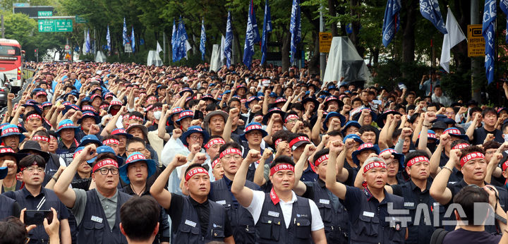 [서울=뉴시스] 박영태 기자 = 21일 오후 서울 서초구 양재동 현대차그룹 본사 앞에서 금속노조 노조원들이 자동차업종 공동파업 대회를 하고 있다. 2026.08.21. since1999@newsis.com