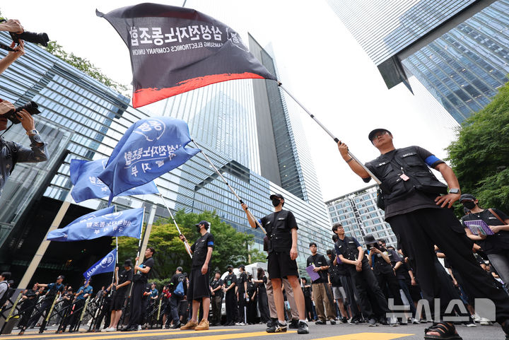 [서울=뉴시스] 황준선 기자 = 삼성전자에서 비(非) 반도체 분야를 맡는 디바이스경험(DX)부문 중심의 동행노동조합원들이 21일 오후 서울 서초구 삼성전자 서초사옥 인근에서 집회를 하고 있다. 이들은 DX 부문과 반도체 사업을 담당하는 디바이스솔루션(DS) 부문과의 보상 격차가 크다며 기존 임금협상 합의를 백지화하고 직원 1인당 자사주 1000주 지급을 요구 했다. 2026.08.21. hwang@newsis.com