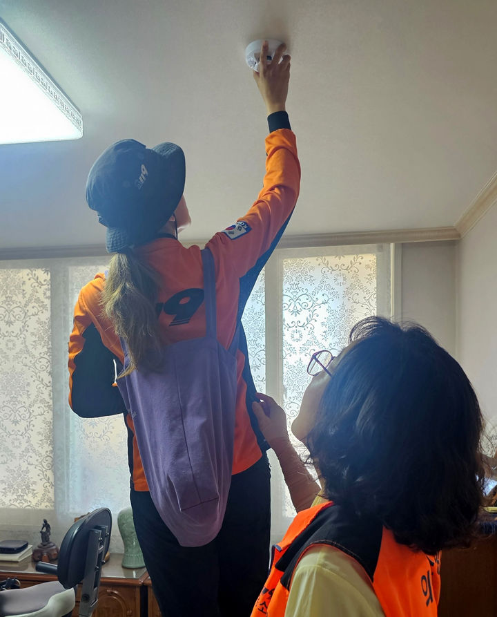 [전남광주=뉴시스] 전남광주통합소방본부, 노후 아파트 단독경보형 연기감지기 보급. (사진=전남광주소방본부 제공). photo@newsis.com *재판매 및 DB 금지