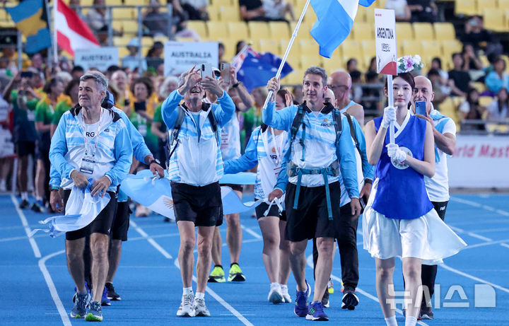 [대구=뉴시스] 이무열 기자 = 21일 대구 수성구 대구스타디움에서 열린 '2026 대구세계마스터즈육상경기대회' 개회식에서 각국 선수단이 입장하고 있다. 2026.08.21. lmy@newsis.com