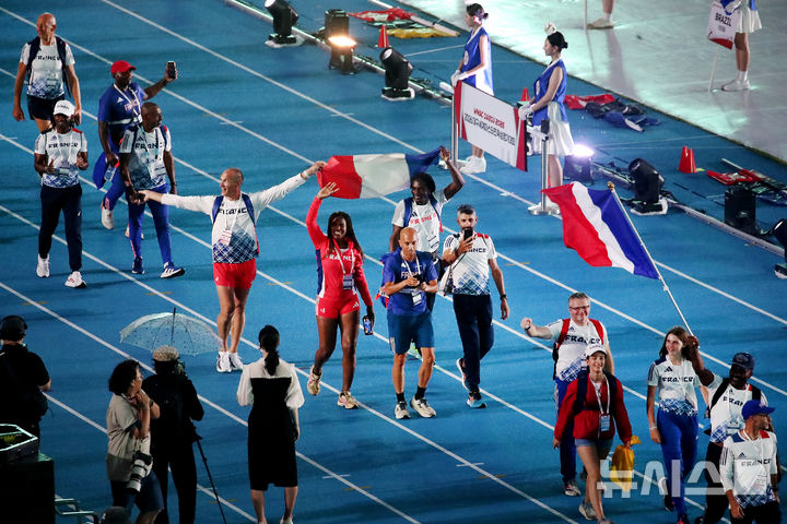 [대구=뉴시스] 이무열 기자 = 21일 대구 수성구 대구스타디움에서 열린 '2026 대구세계마스터즈육상경기대회' 개회식에서 각국 선수단이 입장하고 있다. 2026.08.21. lmy@newsis.com