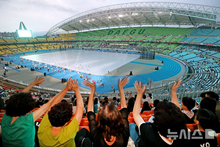 [대구=뉴시스] 이무열 기자 = 21일 대구 수성구 대구스타디움에서 열린 '2026 대구세계마스터즈육상경기대회' 개회식에서 각국 선수단이 입장하고 있다. 2026.08.21. lmy@newsis.com