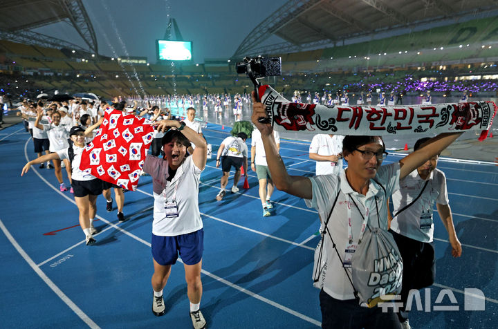 [대구=뉴시스] 이무열 기자 = 21일 대구 수성구 대구스타디움에서 열린 '2026 대구세계마스터즈육상경기대회(WMAC)' 개회식에서 한국 선수단이 입장하고 있다. 2026.08.21. lmy@newsis.com