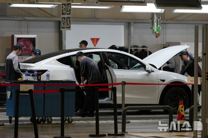 [상하이=AP/뉴시스] 중국 상하이 테슬라 기가팩토리에서 모델Y가 생산되고 있는 모습으로, 테슬라는 문손잡이 안전 문제로 중국에서 약 298만대를 리콜한다. 2026.04.14.