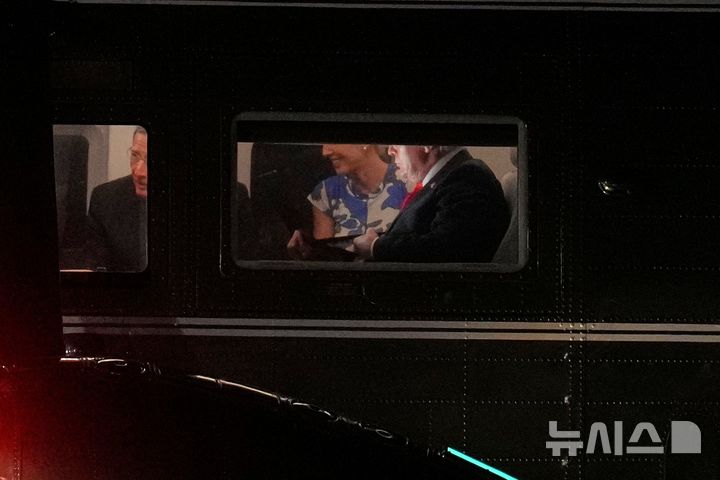 [앤드루스 합동기지(메릴랜드)=AP/뉴시스]도널드 트럼프 미국 대통령(오른쪽)이 지난 8월21일(현지시간) 메릴랜드주 앤드루스 합동기지에서 백악관 보좌관 나탈리 하프(가운데), 존 바라소 상원의원(왼쪽)과 에어포스원에 앉아 있다.2026.09.17.