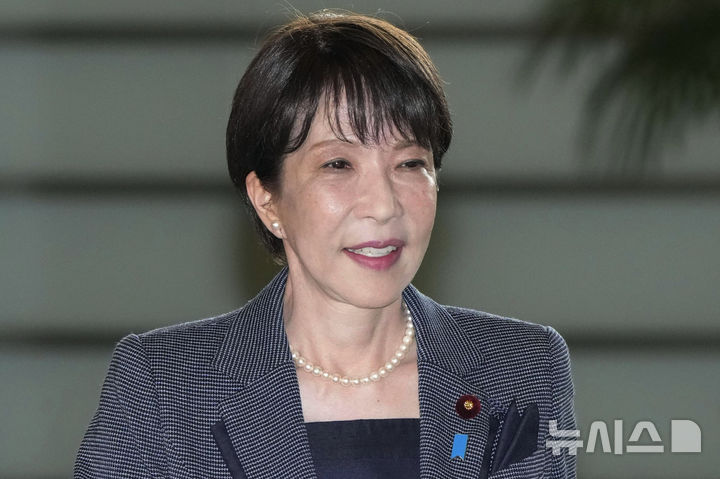 [도쿄=AP/뉴시스] 다카이치 사나에(高市早苗) 일본 총리가 이르면 9월 중·하순 내각 개편(개각)·자민당 간부 인사에 나설 전망이라고 현지 언론들은 3일 보도했다. 지난달 21일 일본 도쿄 총리 관저로 다카이치 사나에 총리가 들어서고 있다. 2026.09.03.