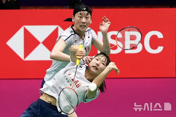 [뉴델리=AP/뉴시스] 백하나와 이소희가 21일(현지 시간) 인도 뉴델리에서 열린 2026 세계배드민턴연맹(BWF) 세계선수권대회 여자복식 준결승에서 리이징-뤄시민 조(중국)와 경기하고 있다. 백하나-이소희가 2-0(21-17 21-12)으로 승리하고 결승에 올라 류성수-탄닝 조(중국)와 우승을 다툰다. 2026.08.21.