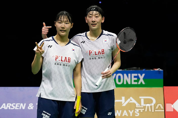 [뉴델리=AP/뉴시스] 백하나와 이소희가 21일(현지 시간) 인도 뉴델리에서 열린 2026 세계배드민턴연맹(BWF) 세계선수권대회 여자복식 준결승에서 리이징-뤄시민 조(중국)를 꺾은 뒤 기념 촬영하고 있다. 백하나-이소희가 2-0(21-17 21-12)으로 승리하고 결승에 올라 류성수-탄닝 조(중국)와 우승을 다툰다. 2026.08.21.