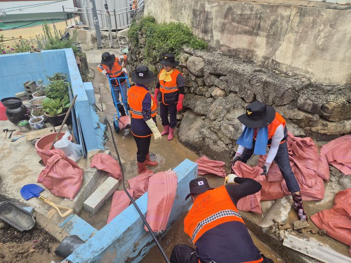 [창원=뉴시스]21일 경남 거제시 일운면에서 작업 중인 전남의용소방대.(사진=경남소방 제공) 2026.08.22.photo@newsis.com *재판매 및 DB 금지