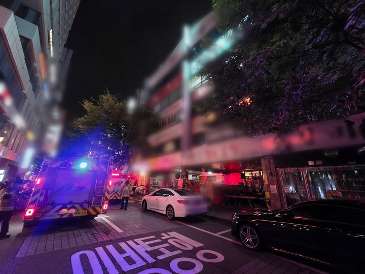 [수원=뉴시스] 22일 오전 2시께 경기 안양시 동안구 호계동의 한 상가 건물에서 불이 나 소방당국이 진화에 나섰다. (사진=경기도소방재난본부 제공) 2026.08.22. photo@newsis.com *재판매 및 DB 금지
