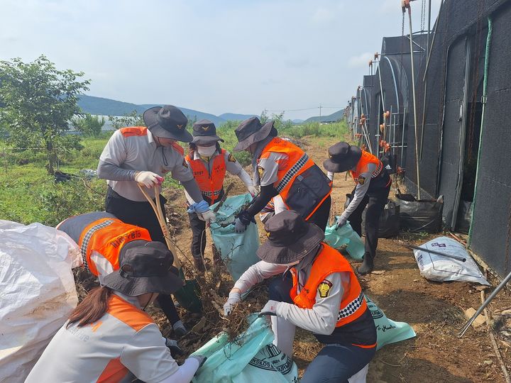 [대전=뉴시스] 대전 의용소방대는 22일 최근 기록적인 집중호우로 큰 피해를 입은 경남 거제시 일대에 수해 복구 지원단을 긴급 파견하고 복구 활동에 나섰다. (사진=대전 의용소방대 제공) 2026.08.22. photo@newsis.com *재판매 및 DB 금지