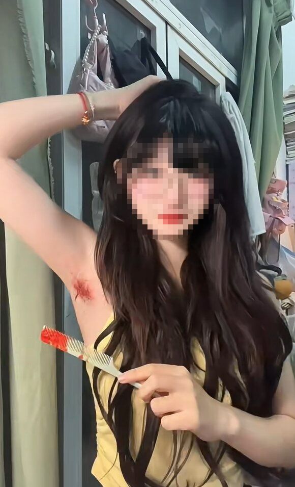 [서울=뉴시스] 중국 일부 젊은 여성들 사이에서 겨드랑이 털을 염색하는 이색적인 유행이 번지고 있다. (사진=샤오홍슈 캡처)