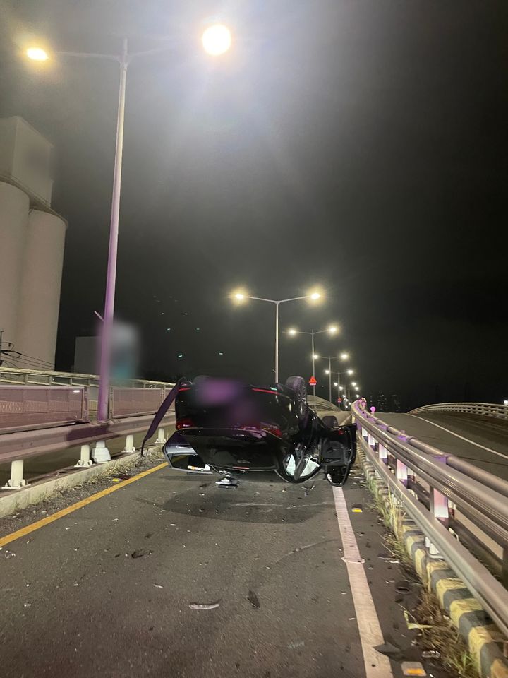 [부산=뉴시스] 21일 오후 11시께 동구의 한 고가교 입구에서 A(60대)씨가 몰던 승용차가 충격흡수대를 들이받고 전복됐다. (사진=부산 동부경찰서 제공) 2026.08.22. photo@newsis.com *재판매 및 DB 금지