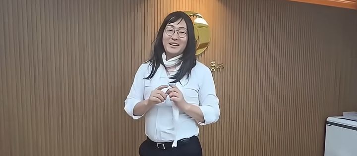 [서울=뉴시스] 이동석 충북 충주시장이 긴 머리 가발에 스카프를 둘러 코미디 영화의 캐릭터를 패러디하며 지역 홍보에 나섰다. (사진=유튜브 채널 '이동석TV' 캡처)