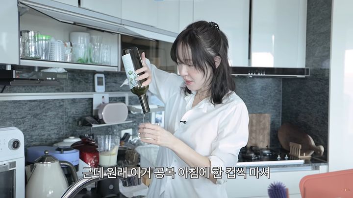 [서울=뉴시스] 배우 엄지원이 아침마다 공복에 올리브오일과 레몬즙을 함께 먹는 식습관을 공개했다. (사진=유튜브 채널 엄지원 Umjeewon 캡처)