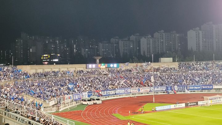 [천안=뉴시스] 최영민 기자=22일 천안시티FC와 수원삼성의 경기가 열린 천안종합운동장에 3700여명의 수원의 팬들이 찾았다. 2026.08.22 ymchoi@newsis.com *재판매 및 DB 금지