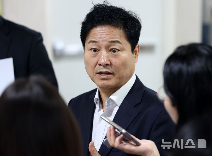 [서울=뉴시스] 조성우 기자 = 김영배 더불어민주당 서울시당위원장이 22일 서울 여의도 국회 소통관에서 오세훈 서울시장과 주택 공급 관련 오찬 회동 백브리핑을 마친 뒤 취재진 질문에 답하고 있다. 2026.08.22. xconfind@newsis.com