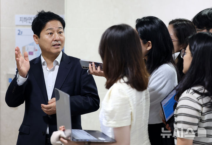 [서울=뉴시스] 조성우 기자 = 김영배 더불어민주당 서울시당위원장이 22일 서울 여의도 국회 소통관에서 오세훈 서울시장과 주택 공급 관련 오찬 회동 백브리핑을 마친 뒤 취재진 질문에 답하고 있다. 2026.08.22. xconfind@newsis.com