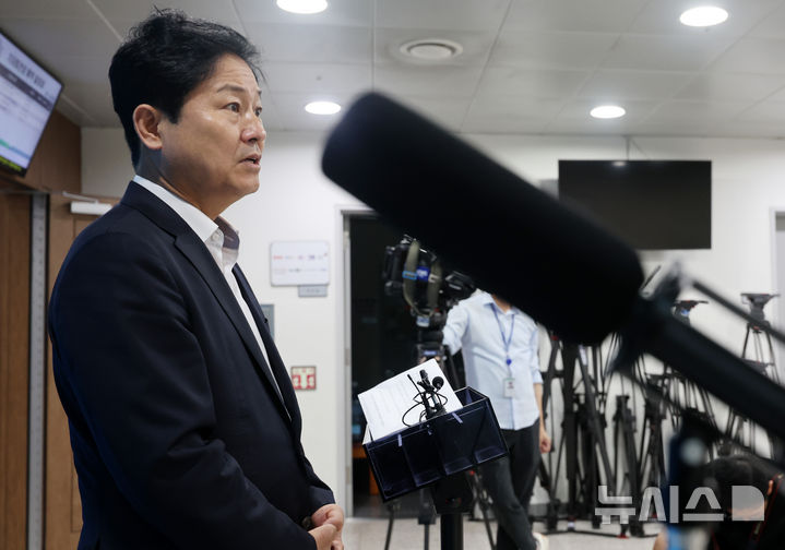 [서울=뉴시스] 조성우 기자 = 김영배 더불어민주당 서울시당위원장이 22일 서울 여의도 국회 소통관에서 오세훈 서울시장과 주택 공급 관련 오찬 회동 백브리핑을 하고 있다. 2026.08.22. xconfind@newsis.com
