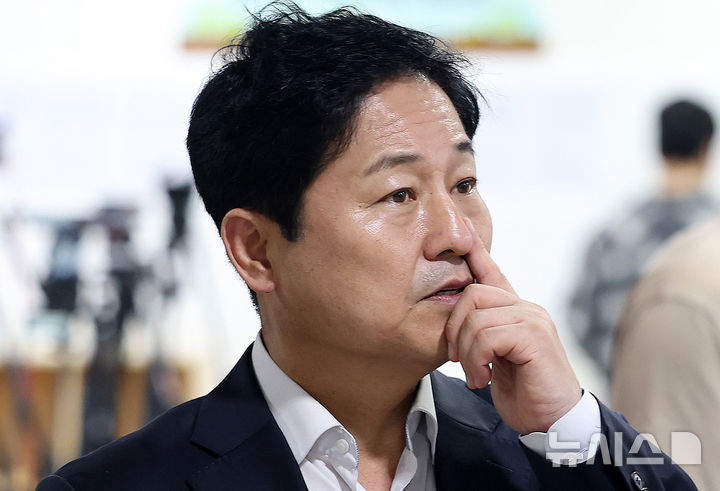 [서울=뉴시스] 조성우 기자 = 김영배 더불어민주당 서울시당위원장이 22일 서울 여의도 국회 소통관에서 오세훈 서울시장과 주택 공급 관련 오찬 회동 백브리핑을 마친 뒤 취재진 질문에 답하고 있다. 2026.08.22. xconfind@newsis.com