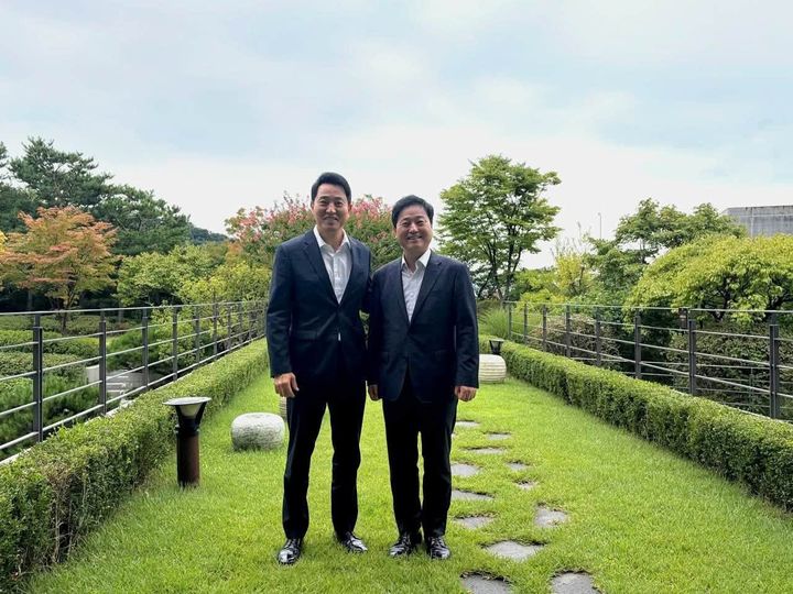 [서울=뉴시스] 김영배 더불어민주당 서울시당위원장이 지난 22일 서울 용산구 서울시장공관에서 오세훈 서울시장과 만나 기념촬영하고 있다. 김 의원은 이날 오 시장과 만나 용산공원을 비롯한 주택공급 방안 등을 논의했다.(사진=김영배 의원 페이스북 캡처) 2026.08.22. photo@newsis.com *재판매 및 DB 금지